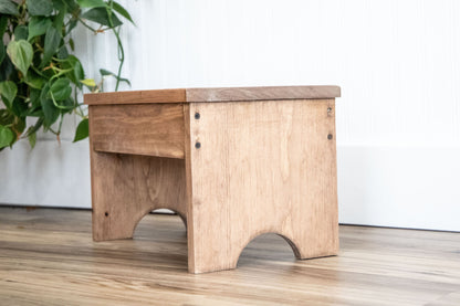 Elevated Mealtime Stand